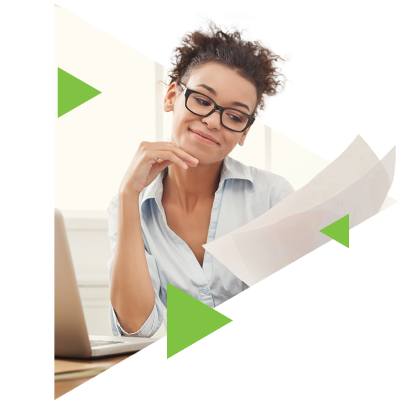 funcionaria analisando dados e pensando