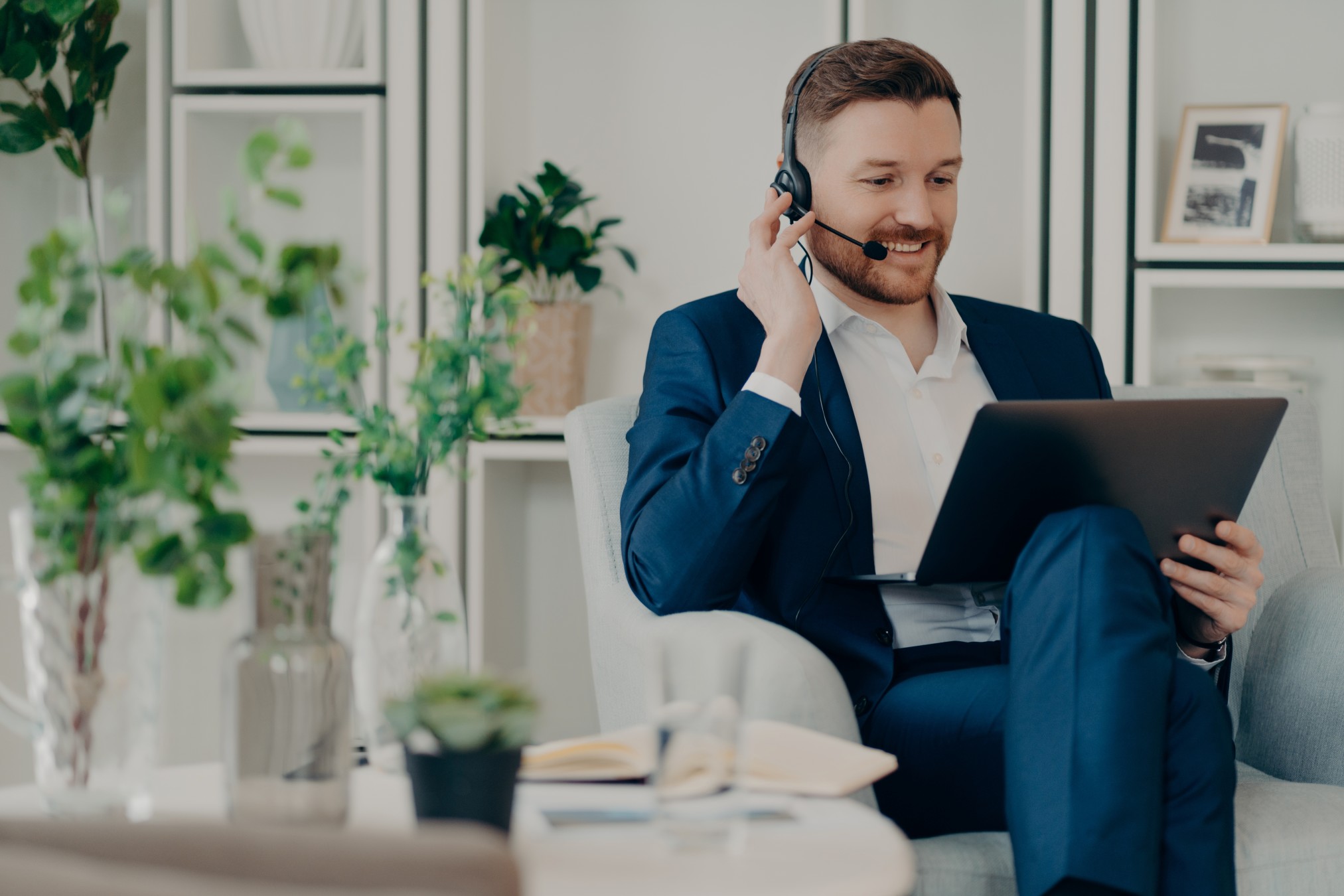 empresário com notebook na mão