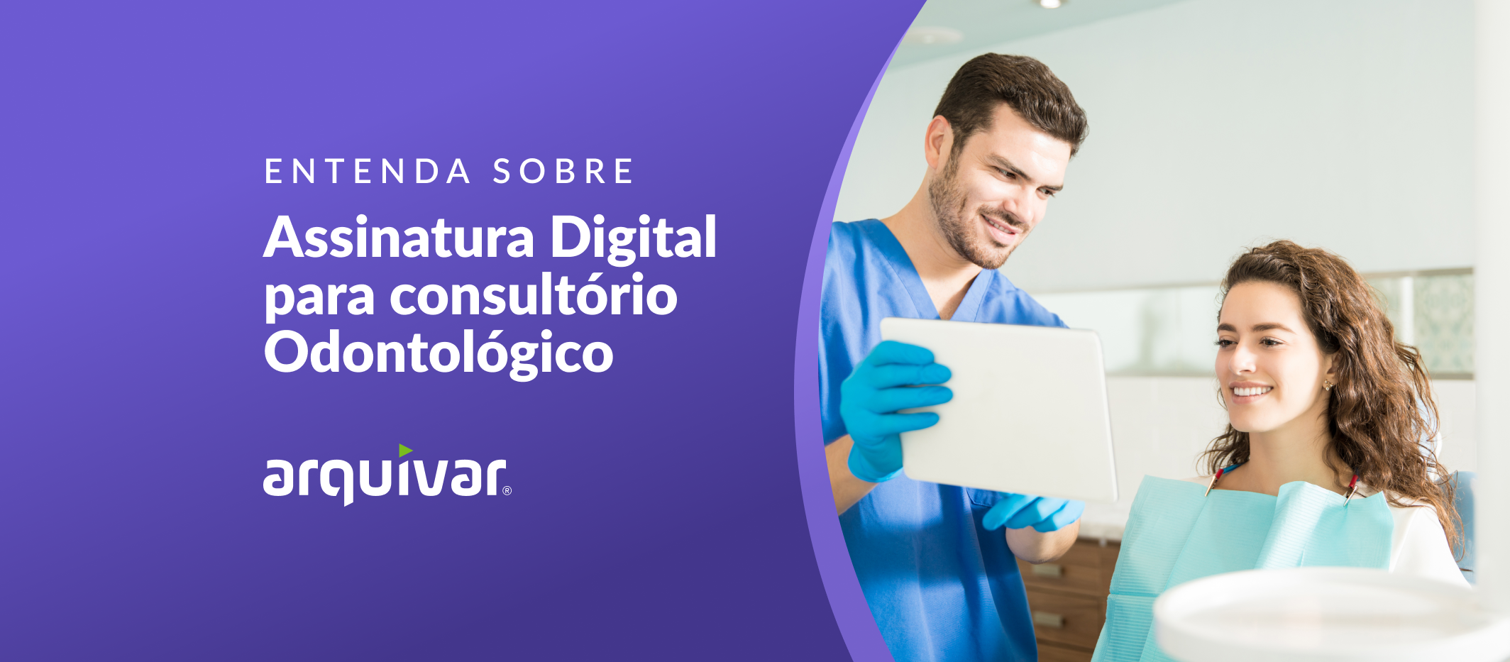 Em um consultório, dentista utiliza tablet para mostrar algo para paciente. Há o seguinte texto na imagem: “Assinatura digital em consultório odontológico”