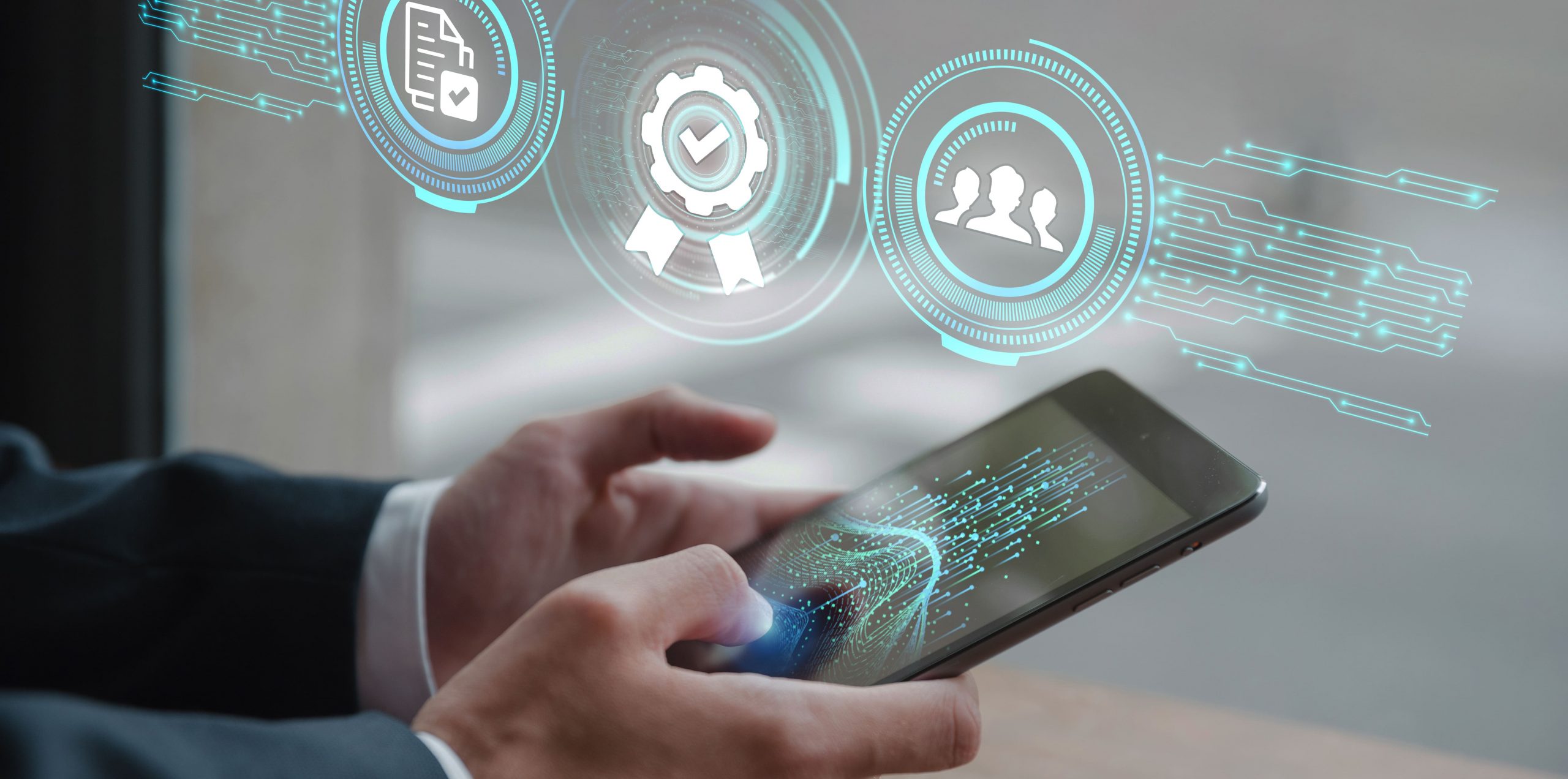 Mãos de um homem vestido com terno segurando um tablet cuja imagem na tela simboliza o fluxo de informações online através de traços e ondas indo na mesma direção. Acima, há símbolos eletrônicos projetados, representando documentos autenticados com certificado digital.